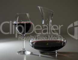 Rotweinglas und Dekanter
