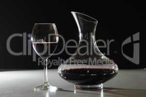 Rotweinglas und Dekanter
