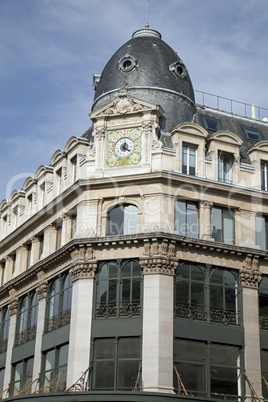 Fassade eines traditionellen Wohngebäudes in Paris, Frankreich