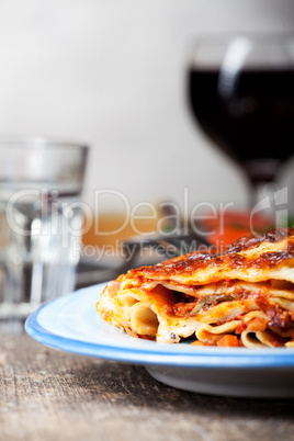 frische Lasagne Schale auf einer blauen Platte