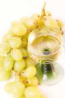 Weißwein mit Weintrauben