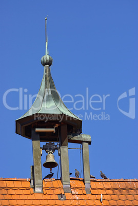 Alter Rathausturm mit Glocke und Tauben