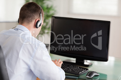 Call center agent looking for a solution in his computer