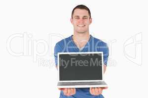 Man showing a laptop
