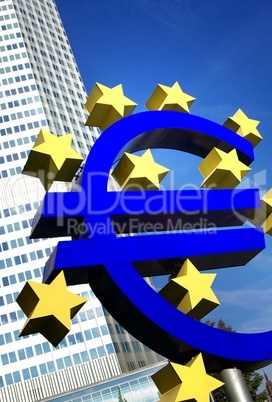 Eurosymbol mit Hochhaus am Europaplatz in Frankfurt am Main