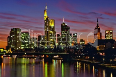 Skyline im Abendrot zur Nacht in Frankfurt am Main