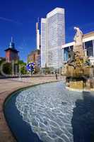 Eurosymbol mit Hochhaus und Brunnen am Europlatz in Frankfurt am Main