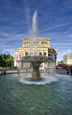 Alte Oper mit Brunnen in Frankfurt am Main
