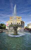 Alte Oper mit Brunnen in Frankfurt am Main
