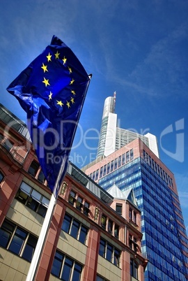 Europaflagge im Vordergrund im Hintergrund Hochhäuser in Frankfurt am Main
