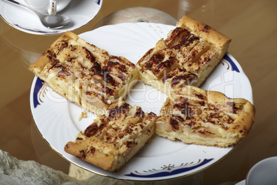 4 Stücke Apfelkuchen auf Teller - 4 pieces of apple pie on a plate