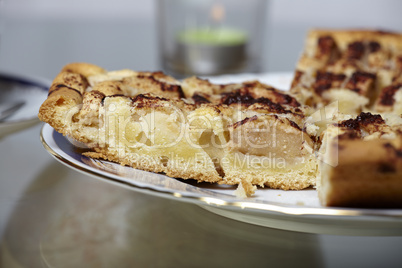 Stück Apfelkuchen in Nahaufnahme - Piece of apple pie in close-up