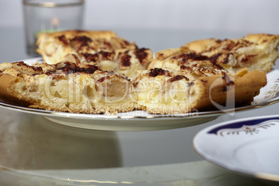 4 Stücke Apfelkuchen auf Teller - 4 pieces of apple pie on a plate