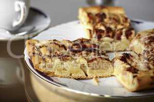 4 Stücke Apfelkuchen auf Teller - 4 pieces of apple pie on a plate