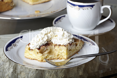 Stück Apfelkuchen mit Schlagsahne - Apple pie with whipped cream