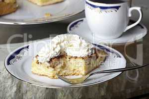 Stück Apfelkuchen mit Schlagsahne - Apple pie with whipped cream