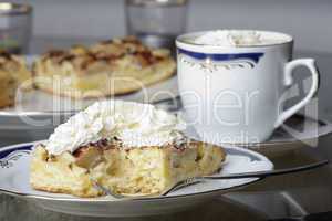 Stück Apfelkuchen mit Schlagsahne - Apple pie with whipped cream