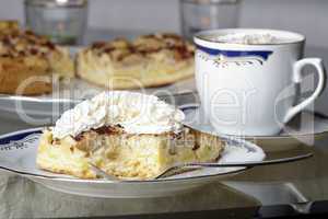 Stück Apfelkuchen mit Schlagsahne - Apple pie with whipped cream