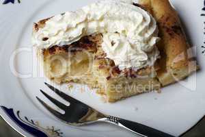 Stück Apfelkuchen mit Schlagsahne - Apple pie with whipped cream