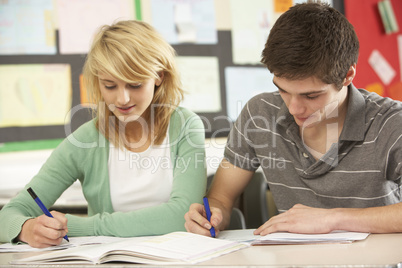 Teenager lernen im Klassenzimmer