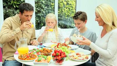 Familie beim Frühstück