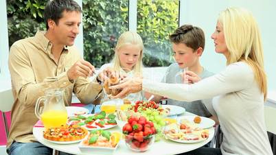 Familie beim Frühstück