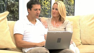 Ehepaar mit dem Laptop