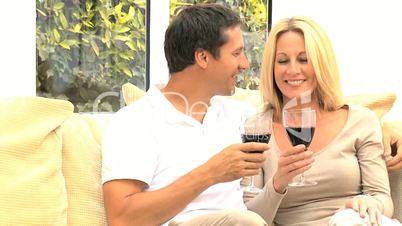 Ehepaar trinkt Wein