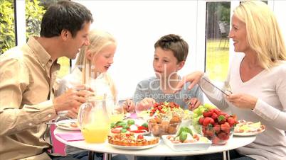 Familie beim Frühstück