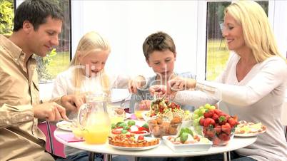 Familie beim Frühstück