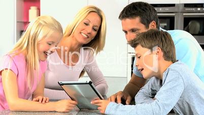 Familie mit dem Tablet