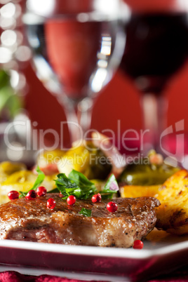 Steak mit roten Pfefferkörnern und Rosenkohl