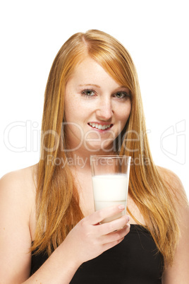 junge rothaarige frau mit einem glas milch