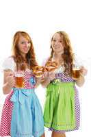 zwei frauen in dirndl mit bier und brezeln