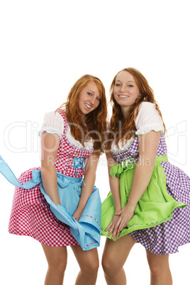 zwei rothaarige frauen in dirndl spielen mit wind