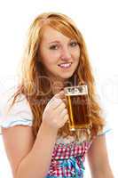 junge frau in dirndl mit bier