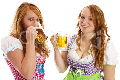 zwei frauen in dirndl mit bier und beim trinken