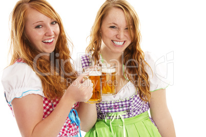zwei glückliche rothaarige frauen im dirndl mit bier