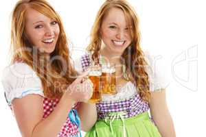 zwei glückliche rothaarige frauen im dirndl mit bier