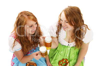 zwei rothaarige frauen in dirndl mit bier