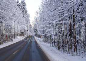 Straße im Winter mit Schnee