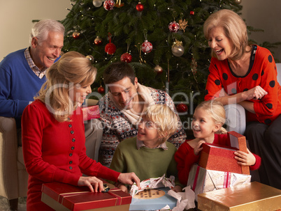 Familie öffnet Geschenke