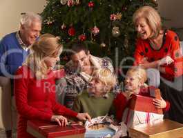 Familie öffnet Geschenke