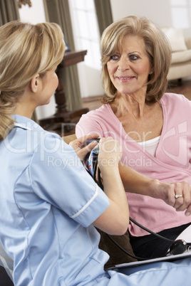 Krankenschwester mit älteren Frau