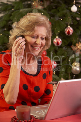Ältere Dame mit Laptop und Handy