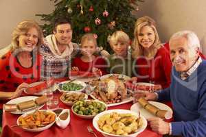 Familie beim Weihnachtsessen