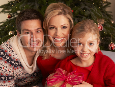 Familie vor dem Christbaum