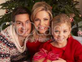 Familie vor dem Christbaum