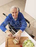 Älterer Mann im Rollstuhl