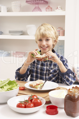 Kleiner Junge beim Essen